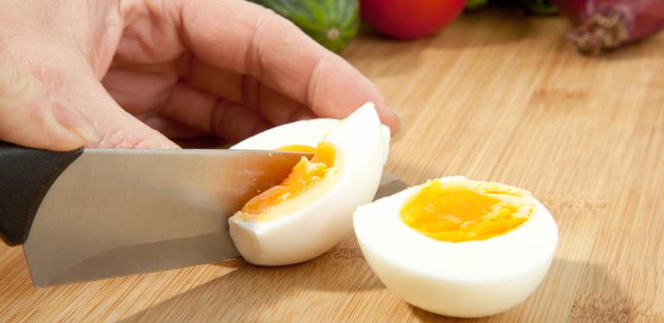 Ein hoher Cholesterinspiegel kann vor Infektionen und Atherosklerose schützen Ein hoher Cholesterinspiegel kann vor Infektionen und Atherosklerose schützen. Hohes Cholesterin verweist eher auf Langlebigkeit als auf Mortalität bei alten Menschen. Seine Rolle bei kardiovaskulären Ereignissen kann nur belanglos sein.