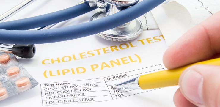 Do cholesterol lowering drugs influence mortality rates ? Not really. Do cholesterol lowering statins influence mortality rates ? Not really. Due to the fact that statins only marginally contribute to the reduction of coronary heart disease mortality, it is practically impossible to demonstrate the impact of statin utilisation on cardiovascular mortality.