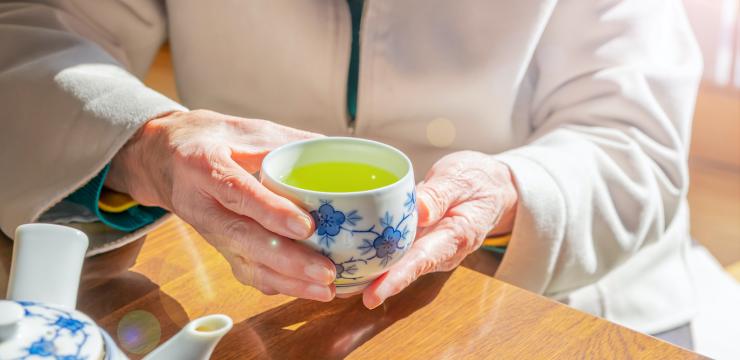 Die COVID-19-Infektionen in Tokio, Japan, gingen mit einer zu vernachlässigenden Sterblichkeitsrate einher, obwohl sich die Krankheit in der Bevölkerung stark ausbreitete. Dabei gab es weder einen Lockdown noch irgendwelche Beschränkungsmaßnahmen. Die geringe Sterblichkeitsrate im Zusammenhang mit COVID-19 lässt sich auf die Ernährungsgewohnheiten in Japan zurückführen, zu denen große Mengen an grünem (catechinhaltigem) Tee gehören, sowie auf die dadurch bedingte weltweit geringste kardiovaskuläre Mortalitä
