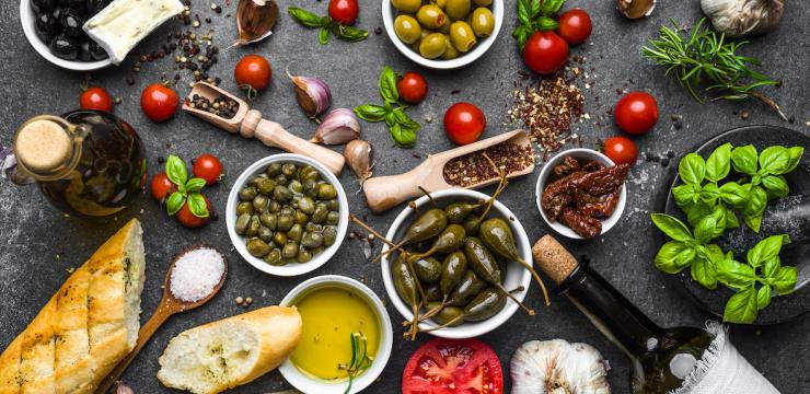 Die Mittelmeerdiät ist dafür bekannt, dass sie die kardiovaskuläre Gesundheit und Langlebigkeit unterstützt. Diese Diät enthält frisches Obst, Gemüse, Hülsenfrüchte und Fisch, wobei Letzterer die Quelle der Omega-3-Fettsäuren EPA und DHA ist. Der Einsatz von Olivenöl und die Tatsache, dass Mahlzeiten von einem Glas Rotwein begleitet werden, macht sie mediterran.